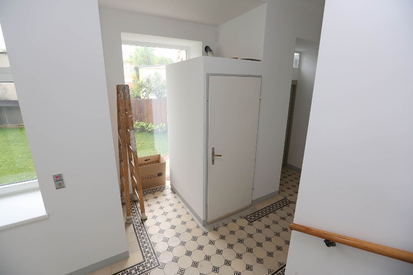 Sogar die zum Mietgegenstand zählenden Gang-WCs wurden in dem Wohnhaus in der Goldschlagstraße entfernt. Die Wiederherstellung der Toilettenanlagen inkl. Benutzungsmöglichkeit wurde durch das Einschreiten der Anti-Spekulationseinheit der Stadt Wien schließlich durchgesetzt.