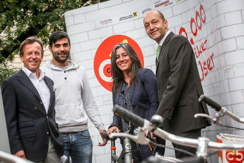 Der 500.000ste Citybike User gewinnt ein Smart E-Bike. Von links nach rechts: Karl Javurek (CEO Gewista), Atasever Nebi (Gewinner des smart e-Bike), Maria Vassilakou (Wiener Vizebürgermeisterin und Verkehrsstadträtin), Otmar Naglreiter (Geschäftsführer Wiesenthal) bei der Übergabe des E-bikes.