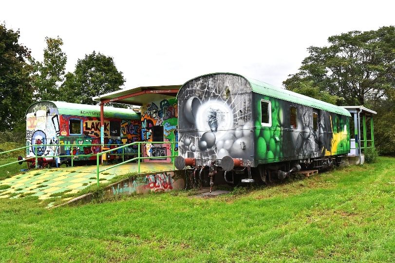 Der Jugendverein BAHNFREI besteht aus zwei Zugwaggons die durch eine „Bahnhofshalle“ miteinander verbunden sind