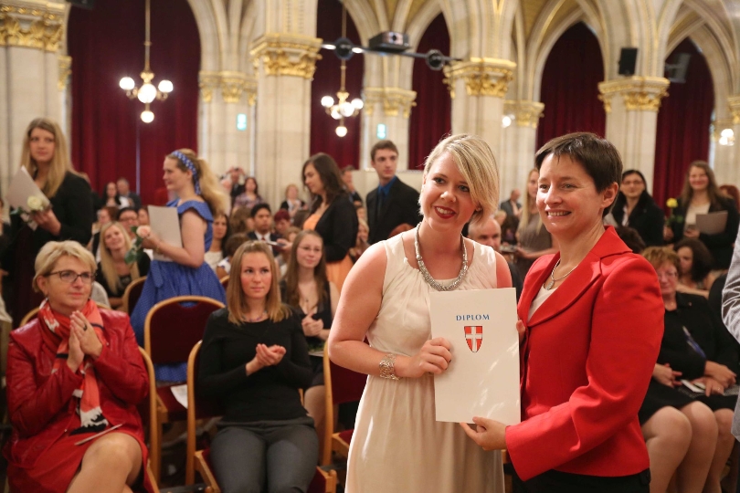 Insgesamt bekommen 251 Gesundheits- und KrankenpflegerInnen im Rathaus ihre Diplome verliehen