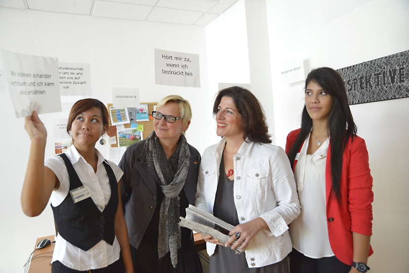 "spacelab_girls für eine selbstbestimmte Mädchenzukunft": Stadträtin Sandra Frauenberger und Gemeinderätin Tanja Wehsely besuchten die Produktionsschule für Mädchen.