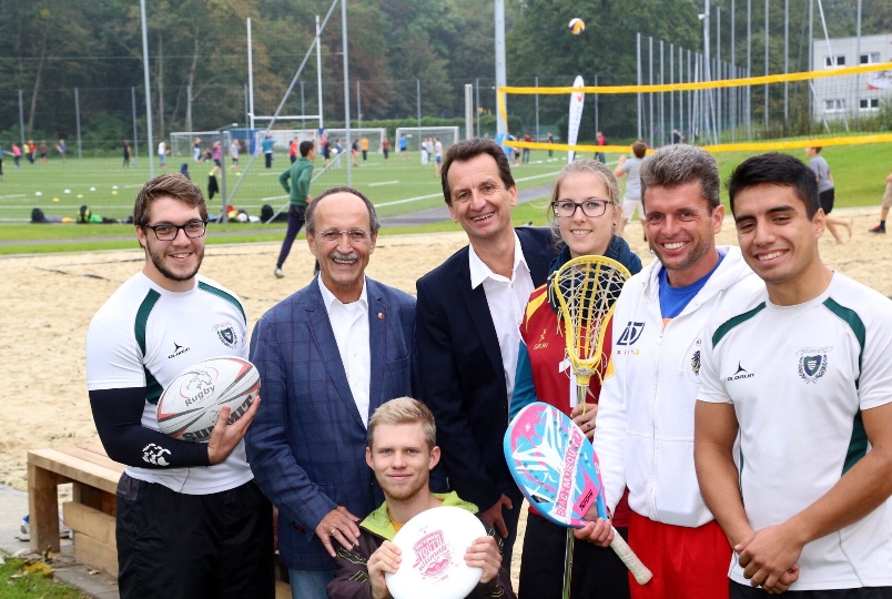 Sportstadtrat Christian Oxonitsch (Mitte) und Prof. Walter Strobl - Präsident der Sportunion Wien (2. von links) mit LehrerInnen des Trendsportzentrums