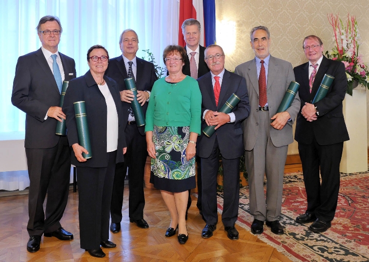 Dritte Landtagspräsidentin Marianne Klicka bei der Verleihung der Berufstitel-Dekrete an MedizinerInnen 