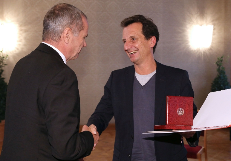 Wolfgang Konrad bekommt das silberne Ehrenzeichen für Verdienste um das Land Wien von Sportstadtrat Christian Oxonitsch verliehen