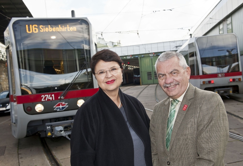 Geschäftsführer Günter Steinbauer und Öffi-Stadträtin Renate Brauner präsentieren neue U6-Garnitur im Bahnhof Michelbeuern.