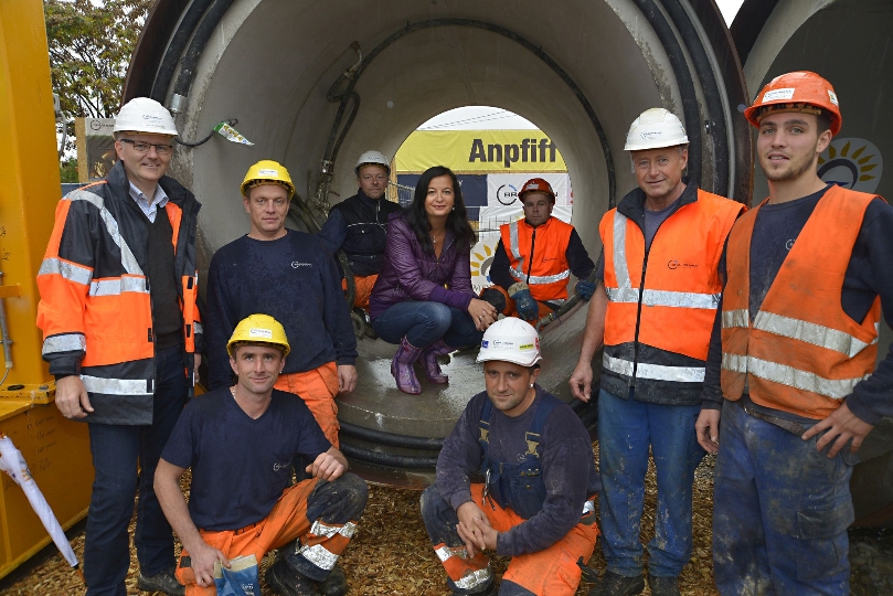Stadträtin Ulli Sima mit den Bauarbeitern beim Tunnelanstich in Simmering