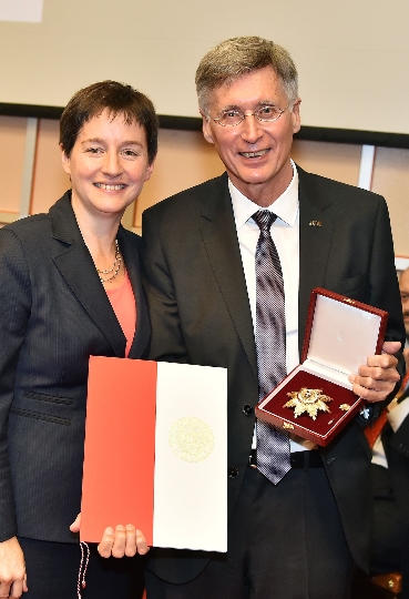 Stadträtin Wehsely überreicht Direktor Krepler das Goldene Ehrenzeichen für Verdienste um das Land Wien