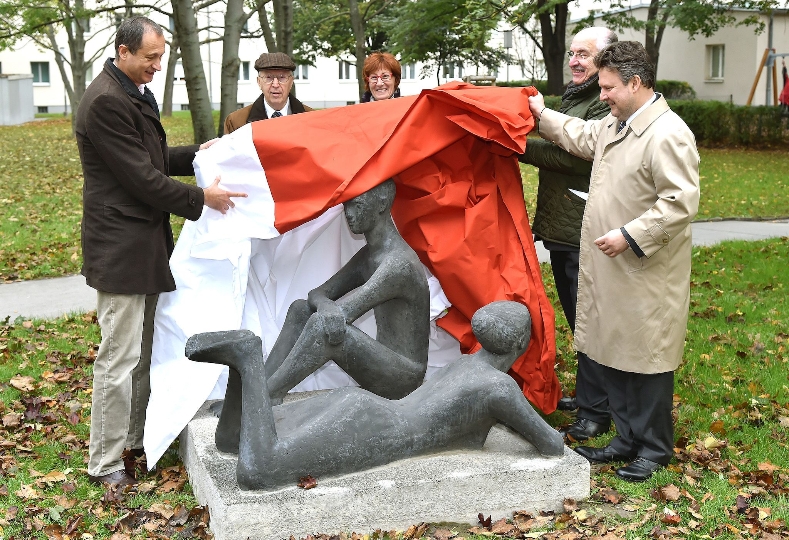Kulturstadtrat Andreas Mailath-Pokorny und Wohnbaustadtrat Michael Ludwig enthüllen die Gemeindebau-Skulptur "Schauende", die nach der Restaurierung wieder an ihren ursprünglichen Ort zurückkehrt. 