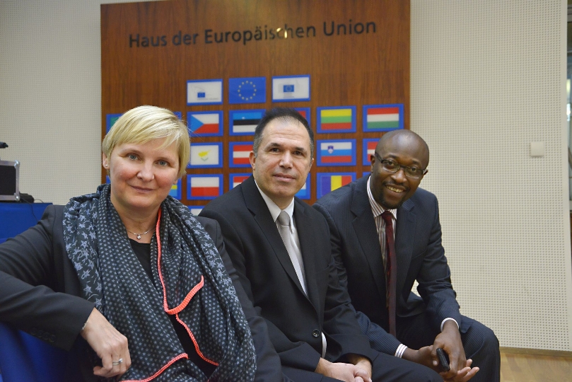 Stadträtin Sandra Frauenberger mit den Initiatoren der Diversity Media Week, Josef Senel und Simon Inou. (v.l.n.r.)
