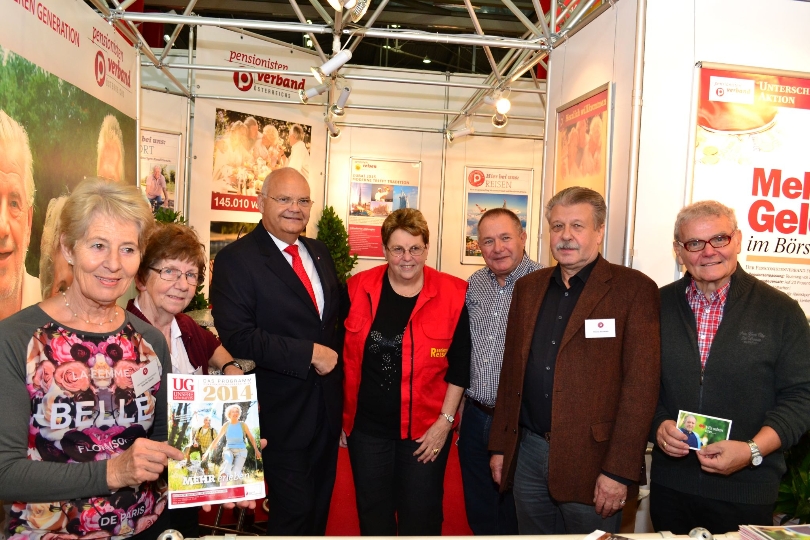 Landtagspräsident Prof. Harry Kopietz mit den Messe-MitarbeiterInnen des Pensionisten Verbands Österreich (PVÖ)