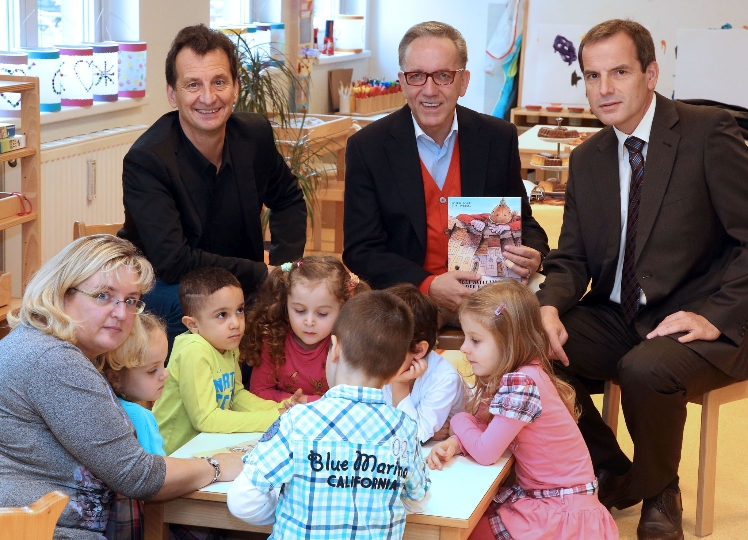 Stadtrat Christian Oxonitsch, AK Präsident Rudi Kaske und GdG-KMSfB-Vorsitzender Christian Meidlinger bei der Buchübergabe im Kindergarten.