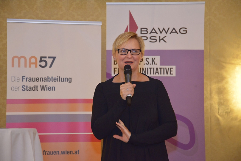 Frauenstadträtin Sandra Frauenberger bei der Preisverleihung des zweiten Preises der BAWAG PSK Fraueninitiative im Wiener Rathaus.