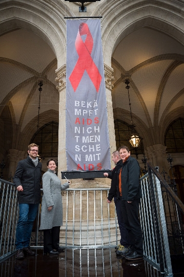 Stadträtin Wehsely und VertreterInnen der Wiener Antidiskriminierungsstelle für gleichgeschlechtliche und transgender Lebensweisen (WASt) beim Hissen der Red Ribbon Fahne.