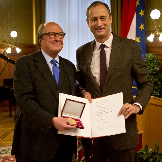 Wiens Kulturstadtrat Andreas Mailath-Pokorny überreicht Michael Horowitz die Ehrenmedaille der Bundeshauptstadt Wien in Gold