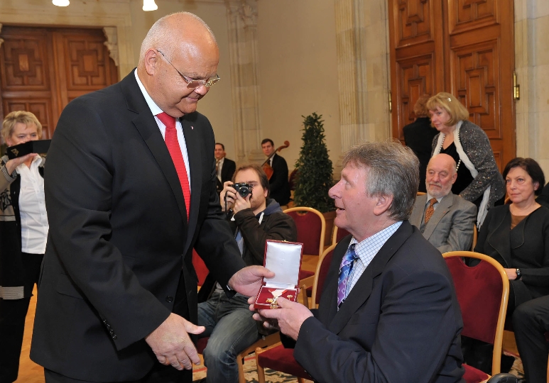 Jahrzehntelanger ARBÖ-Behindertenberater Roland Hirtl wird von Landtagspräsident Prof. Harry Kopietz geehrt