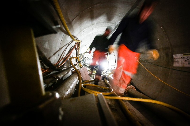 Zwei Meter im Durchmesser ermöglichen den Arbeitern das sichere Betreten der Stahlbetonrohre.