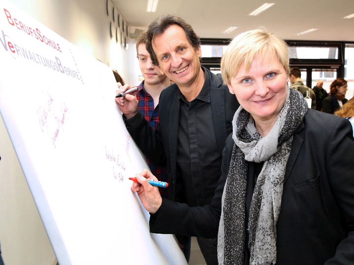 Bildungsstadtrat Christian Oxonitsch und Personalstadträtin Sandra Frauenberger signieren die Eröffnungstafel der Berufsschule Embelgasse