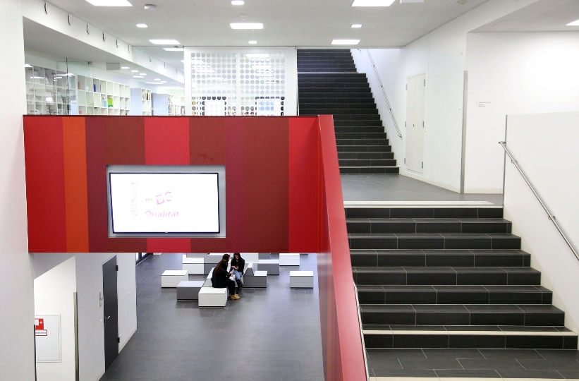 Für das moderne und freundliche Ambiente der Schule ist die "AllesWirdGut Architektur ZT GmbH" verantwortlich