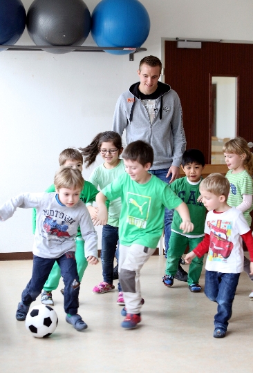 Christopher Dibon, Spieler bei Rapid Wien beim Fußballspielen mit den Kindergartenkindern