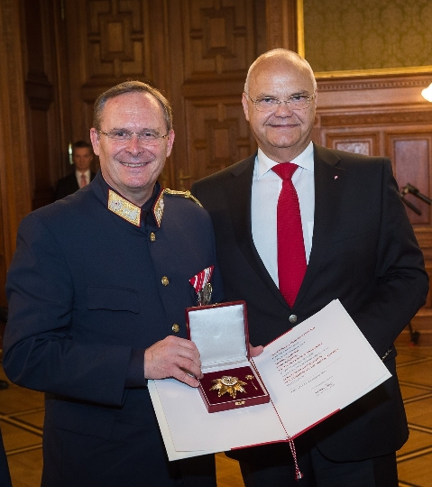 Landespolizeivizepräsident General Karl Mahrer erhält das Goldenen Ehrenzeichen für Verdienste um das Land Wien von Landtagspräsident Prof. Harry Kopietz