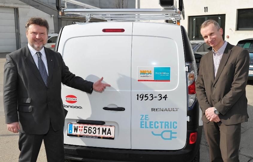 Wohnbaustadtrat Michael Ludwig und Klaus Zimmel, Leiter der MA 34, mit dem E-Auto, dem, wenn es sich bewährt, weitere folgen sollen.