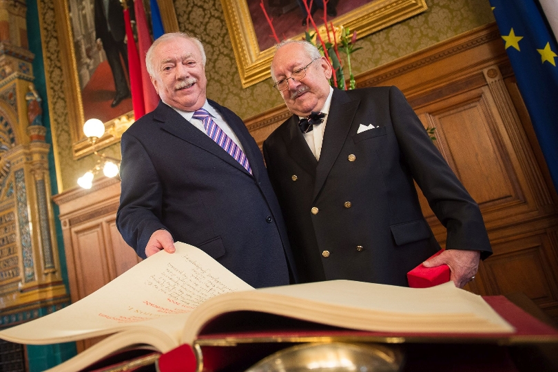 Bürgermeister Häupl und Rudolf Bauer blättern im Goldenen Buch der Stadt Wien