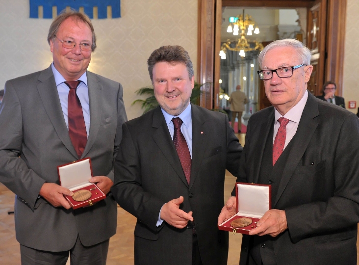 Thomas Morawski (li.) und Walter Göhring (re.) wurden von Stadtrat Michael Ludwig mit der Ehrenmedaille der Bundeshauptstadt Wien geehrt.