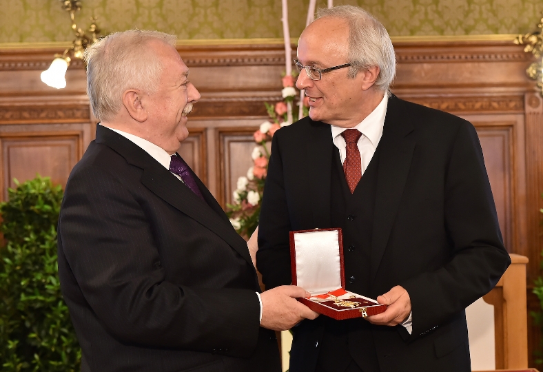 Bürgermeister Michael Häupl überreicht Bischof Michael Bünker das Große Goldene Ehrenzeichen für Verdienste um das Land Wien
