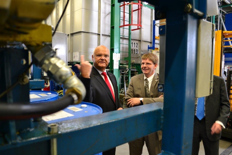 Landtagspräsident Kopietz besichtigt das Lukoil-Schmierstoffwerk in der Lobau (mit im Bild: Dr. Martin Resch/Head of Lubes Plant LUKOIL Lubricants Austria GmbH)