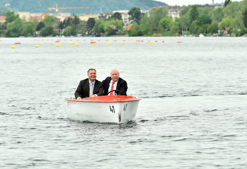 Bürgermeister Michael Häupl und der Präsident der Wiener Wirtschaftskammer Walter Ruck drehen eine Bootsrunde in der Alten Donau