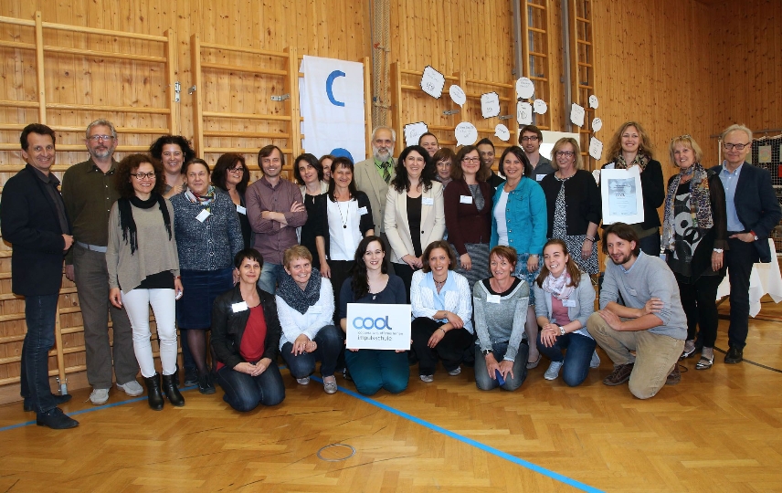 Bildungsstadtrat Christian Oxonitsch mit LehrerInnen in der COOl-zertifizierten Schule der Neuen Mittelschule Hainburger Straße 40