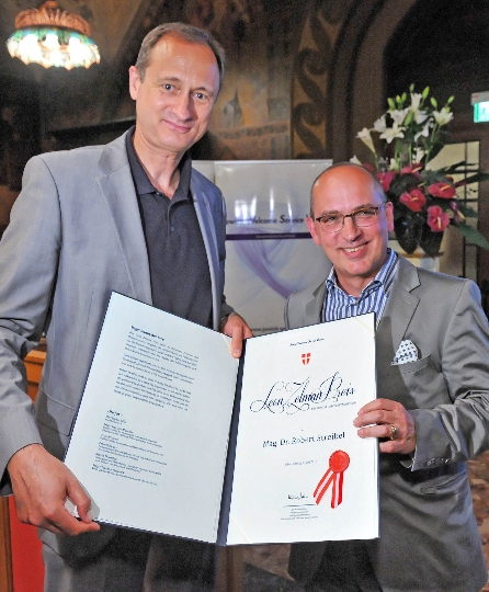  Kulturstadtrat Andreas Mailath-Pokorny überreichte den diesjährigen Zelman-Preis an den Historiker Robert Streibel. 