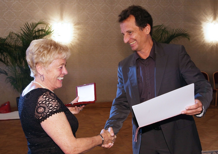 Stadtrat Christian Oxonitsch überreichte Hannelore Erdle das Silberne Verdienstzeichen des Landes Wien