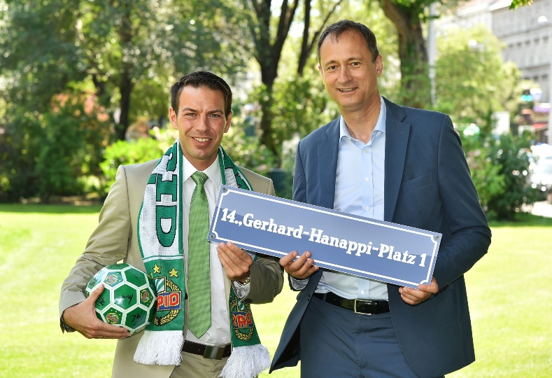 Geschäftsführer Christoph Peschek und Kulturstadtrat Andreas Mailath-Pokorny: Der Vorplatz der Rapid-Heimstätte in Hütteldorf wird in "Gerhard-Hanappi-Platz" benannt.