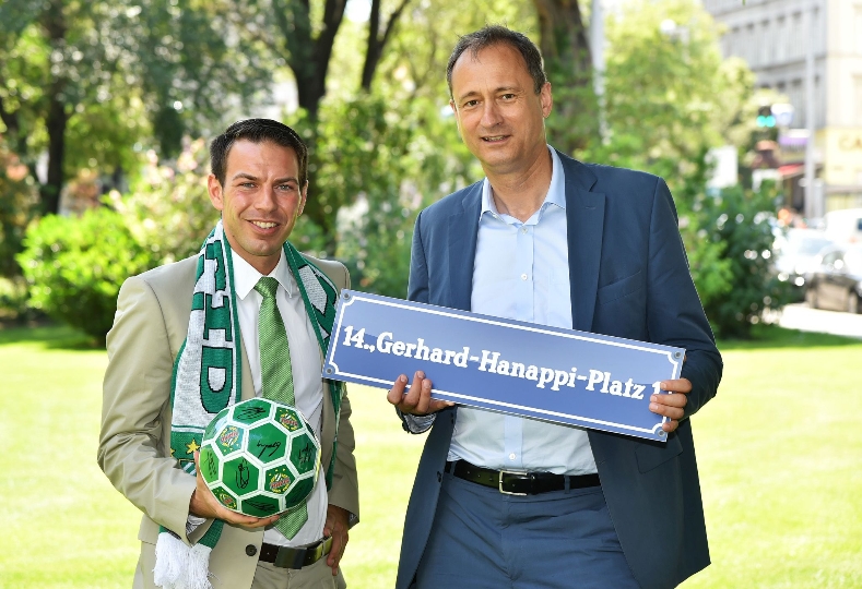 Geschäftsführer Christoph Peschek und Kulturstadtrat Andreas Mailath-Pokorny: Der Vorplatz der Rapid-Heimstätte in Hütteldorf wird in "Gerhard-Hanappi-Platz" benannt.
