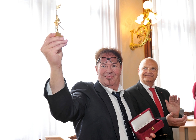 Goldener Rathausmann in Händen von Muff Sopper, Landtagspräsident Prof. Harry Kopietz gratuliert.