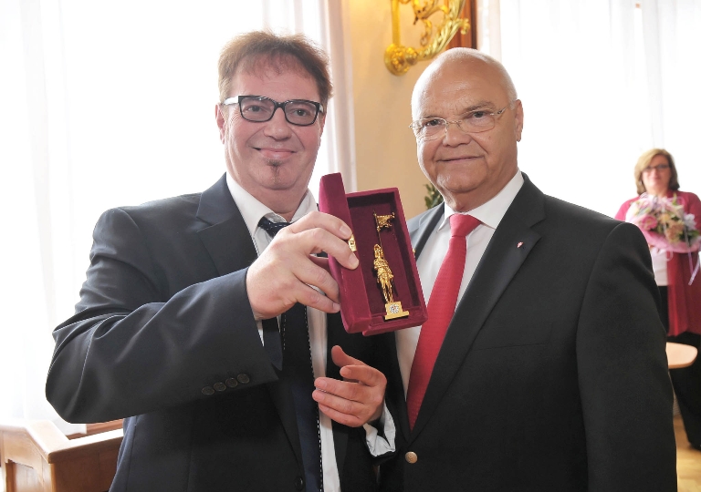 Landtagspräsident Prof. Harry Kopietz dankte Muff Sopper für sein jahrzehntelanges unermüdliches Engagement und überreichte ihm den Goldenen Rathausmann.