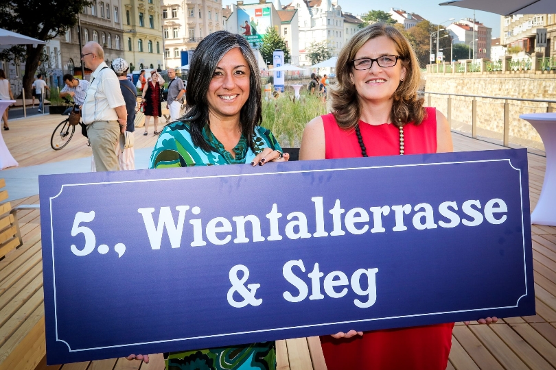 (v.L.n. r.) Vizebürgermeisterin Maria Vassilakou und die Bezirksvorsteherin von Margareten Susanne Schaefer-Wiery eröffnen die 1. Wientalterrasse. 