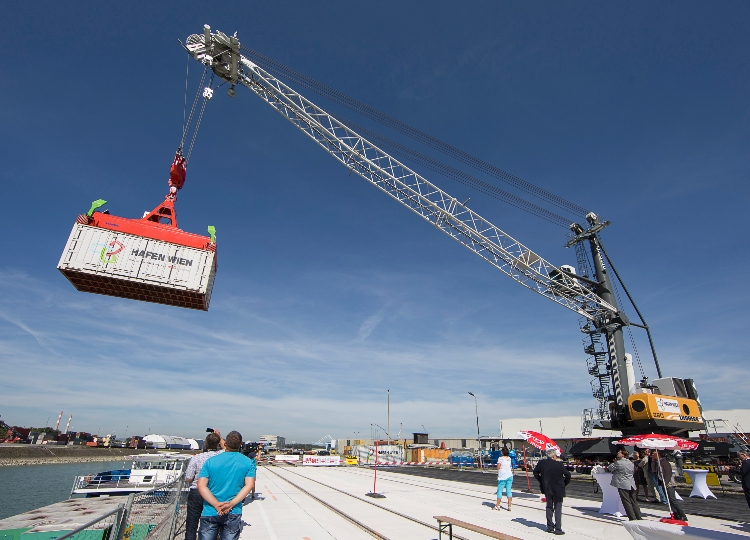 Hafen Wien: 240 Tonnen schwerer Hafenmobilkran geht in Betrieb