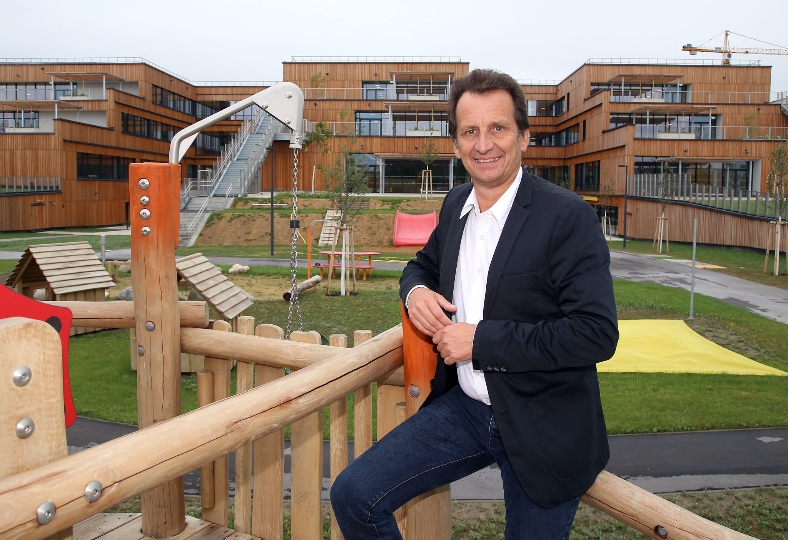 Bildungsstadtrat Christian Oxonitsch vor dem neuen Bildungscampus Seestadt aspern