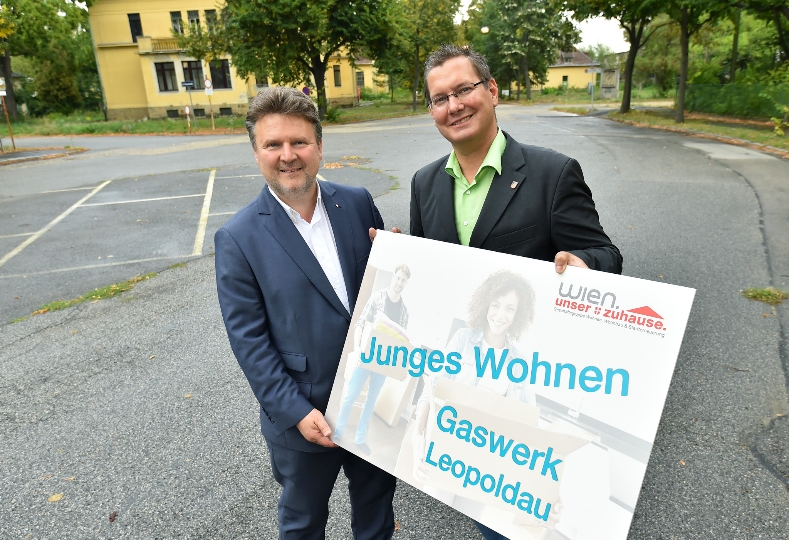 Wohnbaustadtrat Michael Ludwig und Bezirksvorsteher Georg Papai freuen sich, dass auf dem Gelände des Gaswerks Leopoldau Junges Wohnen und damit Junges Leben einzieht.