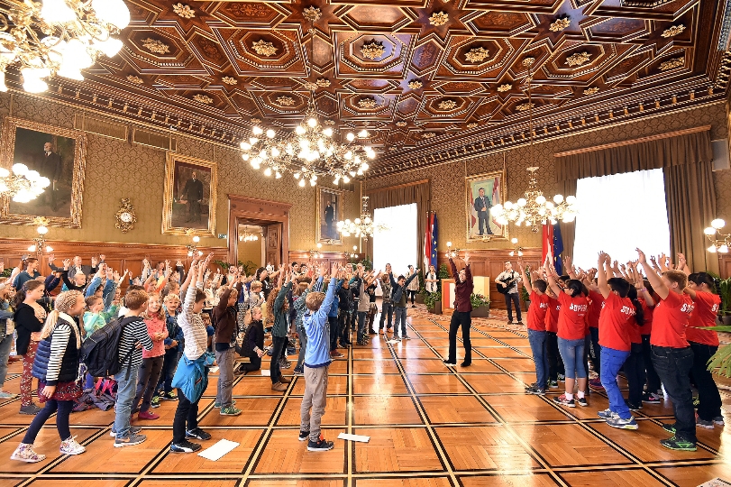 Kinder beim Singen von Friedensliedern im Wiener Rathaus