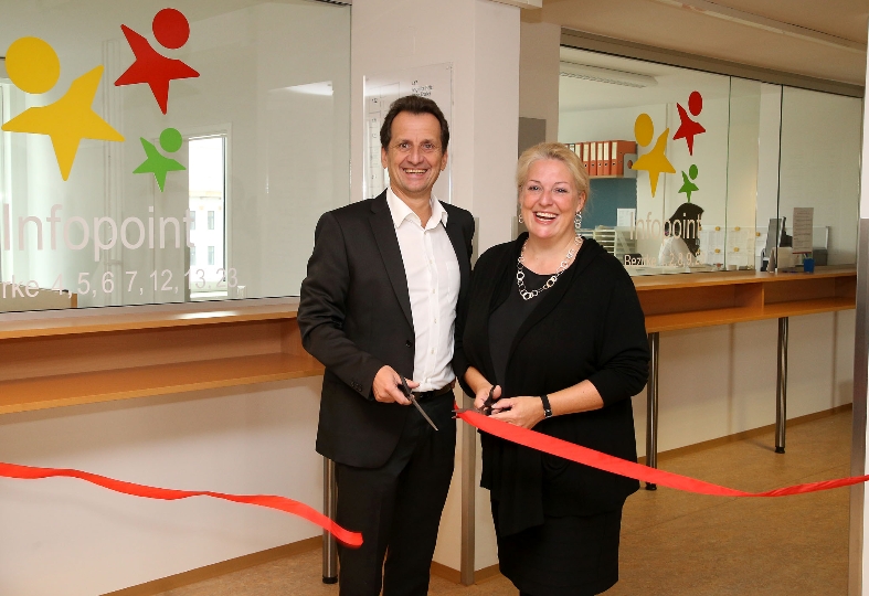 Bildungsstadtrat Christian Oxonitsch und Abteilungsleiterin der MA 10-Wiener Kindergärten Daniela Cochlar eröffneten gemeinsam die neue MA 10 Servicestelle in Wien Meidling.