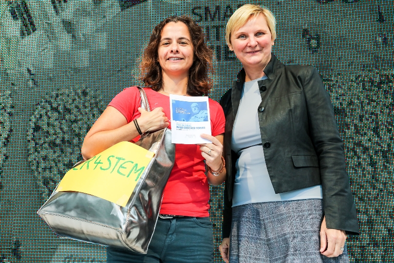 Stadträtin Sandra Frauenberger gratuliert Lara Lammer zum Gewinn des ersten DigitalCity.Wien-Slams