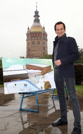 Stadtrat Christian Oxonitsch mit einem möglichen Entwurf am Eisring Süd