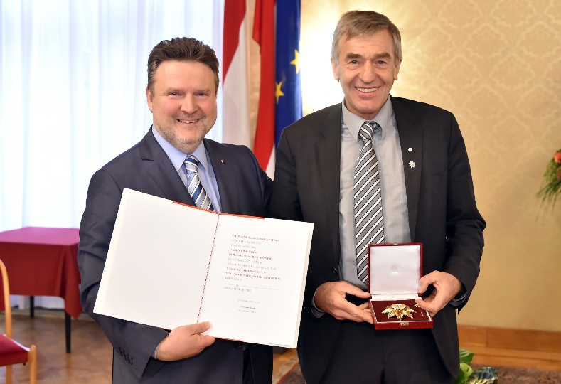 Prof. Arch. Baumeister Dipl-Ing. Manfred Wasner erhielt das Goldene Ehrenzeichen für Verdienste um das Land Wien durch Wohnbaustadtrat Michael Ludwig überreicht.