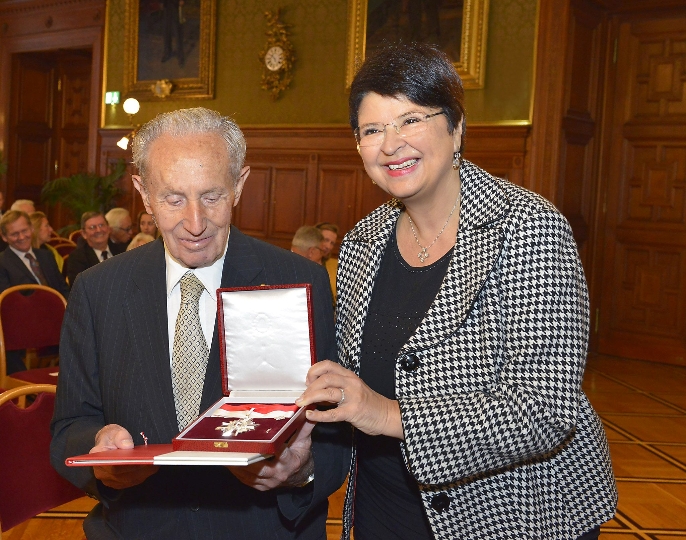 Renate Brauner überreicht Carl Manner das Große Silberne Ehrenzeichen für Verdienste um das Land Wien. 