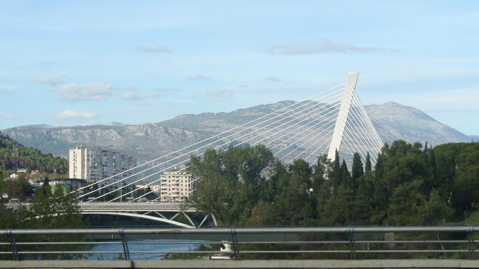 Good Governance Montenegro, Die Millennium-Brücke über den Fluss Zeta, Podgorica