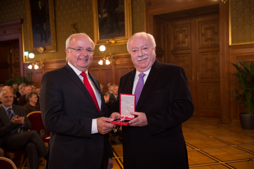 Landeshauptmann Michael Häupl überreicht Landtagsabgeordneten Godwin Schuster das Große Silberne Ehrenzeichen für Verdienste um die Republik Österreich
