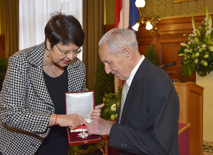 Renate Brauner überreicht Carl Manner das Große Silberne Ehrenzeichen für Verdienste um das Land Wien. 